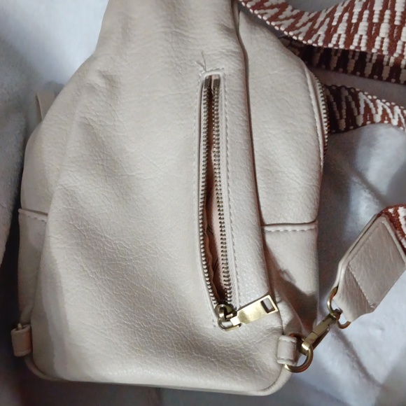 NWOT URBAN EXPRESSIONS SLING BAG - Picture 8 of 9